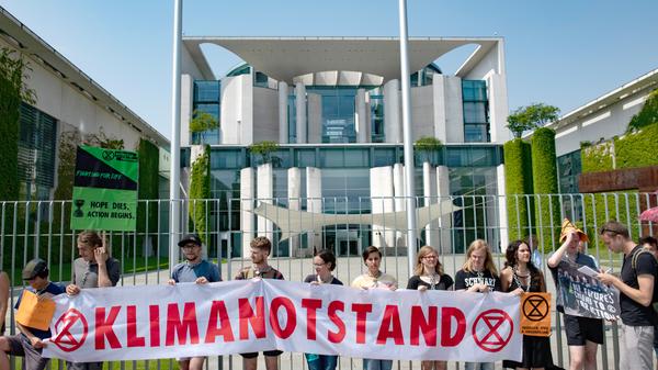 Klimaaktivisten vor Bundeskanzleramt