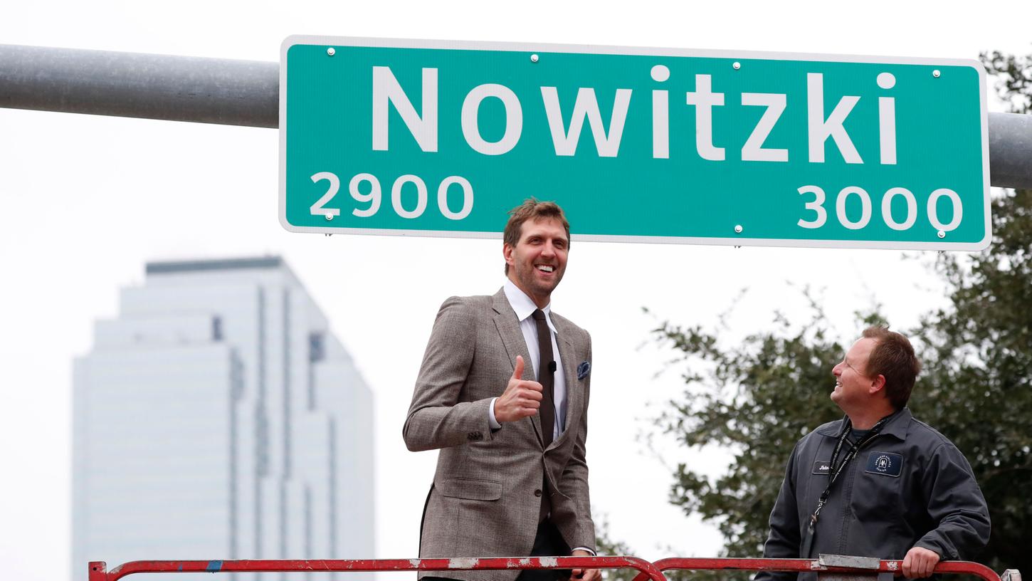 Da strahlt jemand: Dirk Nowitzki freut sich über die nach ihm benannte Straße.