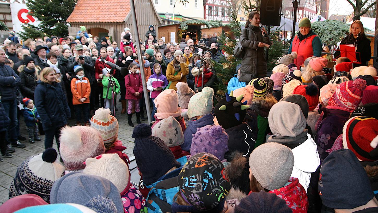 Der Weihnachtsmarkt in Ebermannstadt war 2018 gut besucht. Die Engel sprechen auch in diesem Jahr wieder an allen drei Tagen den Prolog.