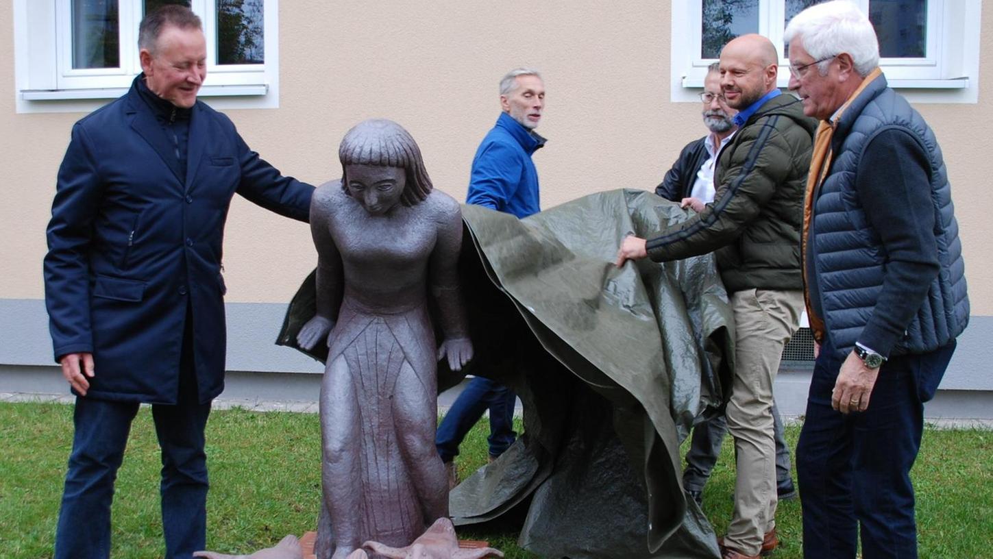 Zur Enthüllung der von André Jeschar (hinten) geschaffenen Replik waren auch OB Thomas Jung (links) und zwei Enkel der Bildhauerin gekommen.