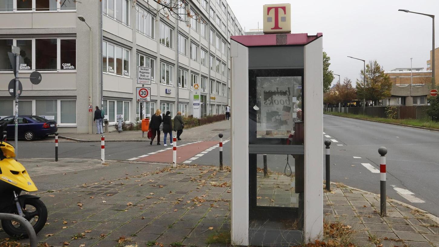 Der Siegeszug des Handys besiegelte ihr Schicksal: Auch in Nürnberg gibt es immer weniger Telefonzellen – hier eines der wenigen Exemplare, die noch in Betrieb sind, an der Fürther Straße/Ecke Raabstraße.