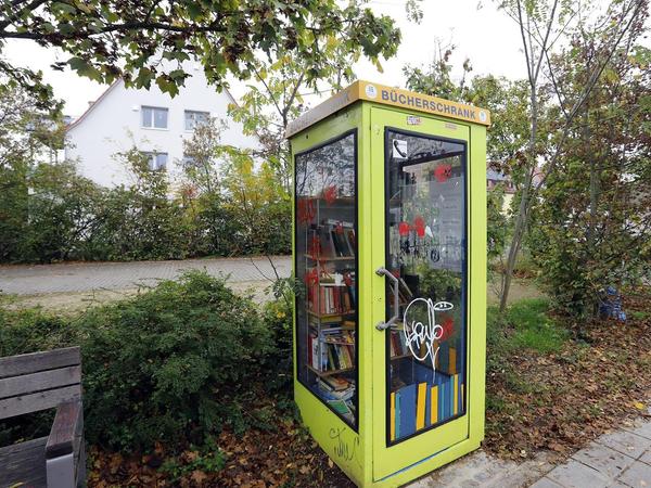 Treffpunkt für Leseratten: Diese Telefonzelle an der Wandererstraße lädt zum Schmökern ein.