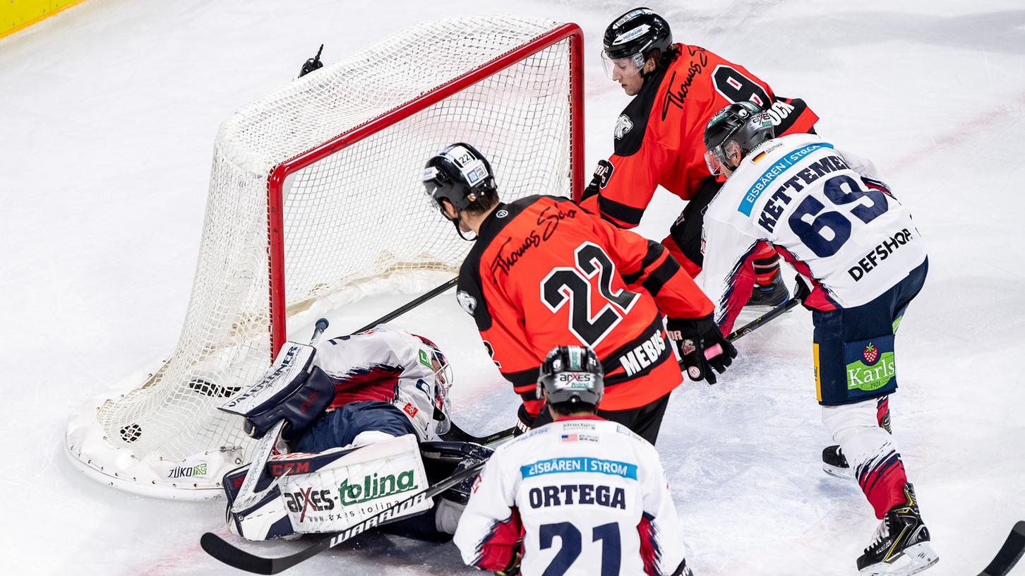 Nach einem spannenden Hin und Her mussten sich die Ice Tigers nach dem Penalty-Schießen geschlagen geben. Nach einem spannenden Hin und Her mussten sich die Ice Tigers nach dem Penalty-Schießen geschlagen geben.