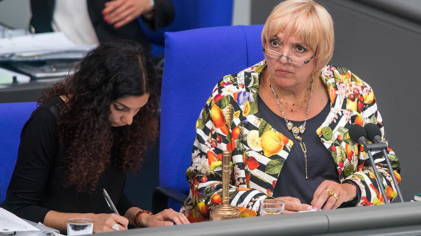 Laut Medienberichten hatten Rechtsextremistin der Gruppe "Atomwaffen Division Deutschland" nicht nur Cem Özdemir sondern auch Claudia Roth mit dem Tod bedroht.