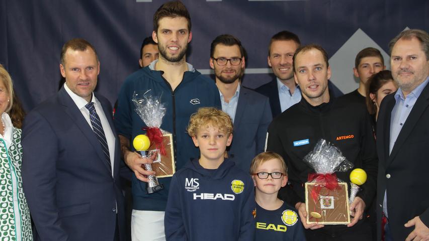 Turnierdirektor Marcus Slany (ganz links) gratulierte den Finalisten Jiri Vesely und Steve Darcis.