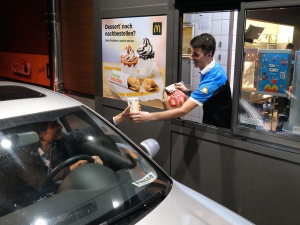 Burger bis in die Puppen: Eine Nacht im Fast-Food-Restaurant
