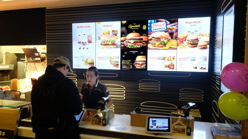 Vor dem Diskobesuch oder danach – der Hunger treibt viele Nachtschwärmer zur späten Stunde in Fast-Food-Restaurants. Eine "McDonald's"-Filiale im Nürnberger Westen kommt da gelegen, an 365 Tagen im Jahr ist hier 23 Stunden geöffnet.