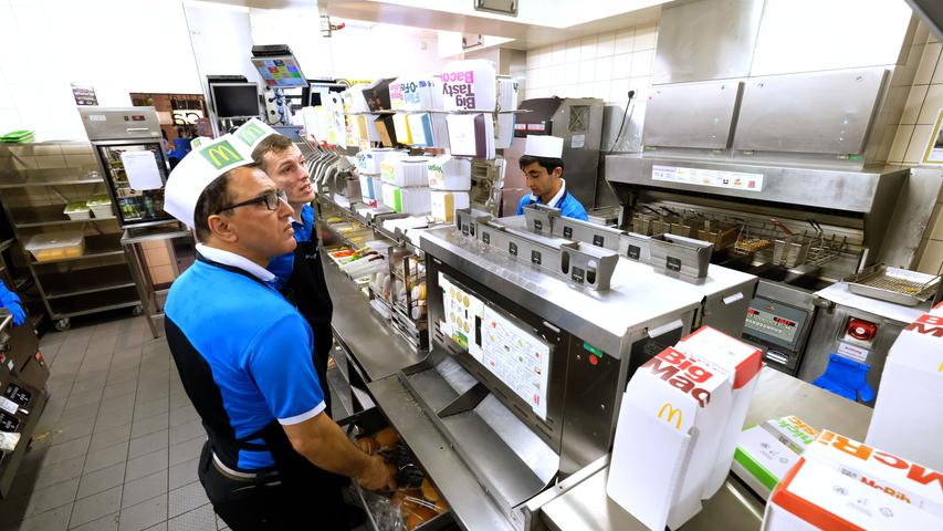 Auf einem Display sehen die Mitarbeiter der Nachtschicht den Wunsch des Kunden und fangen sofort an, die Burger zuzubereiten.