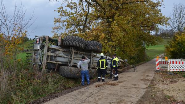Stinkender Einsatz: Güllefass kippt bei Gnotzheim um