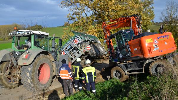 Stinkender Einsatz: Güllefass kippt bei Gnotzheim um
