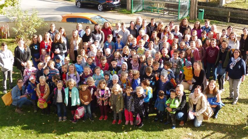 „Heut ist Kinderbibeltag – hey, hey, hey…“ - schallte es lauthals durch die Schambacher Kirche, als fast 100 Kinder begeistert zur Musik von Ronja Strauß, Leon Wissinger und Dekanatsjugendreferentin Verena Elsterer sangen, klatschten, stampften und hüpften. An die 40 Mitarbeitende in der Küche und in den Gruppen mit den Kindern machten es möglich, dass die Kinder vom 25. – 27. 10. ein wunderbares Wochenende erlebten und sich auf die Spur des Abendmahls begeben konnten. Begleitet wurden sie dabei von Fladi Brot, Kiki von Krug und Theo Tisch, die von ihren Erlebnissen mit Jesus erzählten. Die jugendlichen Mitarbeiter ließen diese Geschichten in Rollenspielen lebendig werden und in verschiedenen Altersgruppen wurde dann weiter über die Bedeutung des Abendmahls gesprochen und darüber, wie es heute im Gottesdienst gefeiert wird. Außerdem gab es wie immer Zeit zum gemeinsamen Backen und Essen, zum Spielen und vor allem zum Basteln. Für den Samstag Abend hatten sich die Jugendmitarbeiter einige spannende Aufgaben rund ums Abendmahl ausgedacht, die die Kinder meistern mussten, bevor sie ihren verdienten Pokal in Empfang nehmen und die Nacht auf einem großen Matratzenlager in der Alten Schule in Schambach verbringen konnten. Ein Familiengottesdienst am Sonntag mit dem Titel „Bei Jesus sind wir heut zu Gast“ rundete das Kinderbibelwochenende ab. „Heut ist Kinderbibeltag – hey, hey, hey…“ - schallte es lauthals durch die Schambacher Kirche, als fast 100 Kinder begeistert zur Musik von Ronja Strauß, Leon Wissinger und Dekanatsjugendreferentin Verena Elsterer sangen, klatschten, stampften und hüpften. An die 40 Mitarbeitende in der Küche und in den Gruppen mit den Kindern machten es möglich, dass die Kinder vom 25. – 27. 10. ein wunderbares Wochenende erlebten und sich auf die Spur des Abendmahls begeben konnten. Begleitet wurden sie dabei von Fladi Brot, Kiki von Krug und Theo Tisch, die von ihren Erlebnissen mit Jesus erzählten. Die jugendlichen Mitarbeiter ließen diese Geschichten in Rollenspielen lebendig werden und in verschiedenen Altersgruppen wurde dann weiter über die Bedeutung des Abendmahls gesprochen und darüber, wie es heute im Gottesdienst gefeiert wird. Außerdem gab es wie immer Zeit zum gemeinsamen Backen und Essen, zum Spielen und vor allem zum Basteln. Für den Samstag Abend hatten sich die Jugendmitarbeiter einige spannende Aufgaben rund ums Abendmahl ausgedacht, die die Kinder meistern mussten, bevor sie ihren verdienten Pokal in Empfang nehmen und die Nacht auf einem großen Matratzenlager in der Alten Schule in Schambach verbringen konnten. Ein Familiengottesdienst am Sonntag mit dem Titel „Bei Jesus sind wir heut zu Gast“ rundete das Kinderbibelwochenende ab.