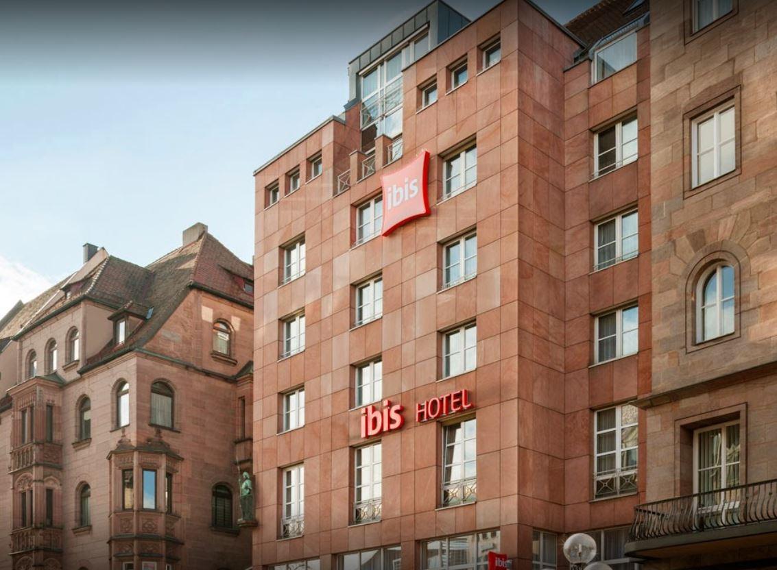 Im Hotel Ibis in der Königstraße können sich Feinschmecker über reichhaltige Speisen vom Frühstücksbuffet freuen. Beispielsweise wird hier verschiedenes Gebäck, Aufschnitt, Aufstriche, Joghurt, gekochte Eier aber auch warme Speisen. Die Bestellung zum Preis von je 3,90 Euro kann an der Hotelrezeption abgeholt werden.