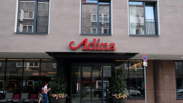 Allerlei Leckereien vom Frühstücksbuffet zum Preis von rund 3,90 Euro erwarten die App-Besitzer im Hotel Adina in der Dr-Kurt-Schumacher-Straße. Eingepackt wird beispielsweise verschiedenes Gebäck und Aufschnitt sowie Aufstriche und auch warme Speisen angeboten. Um eine kleine Tasche oder Tüte für Brötchen wird gebeten.