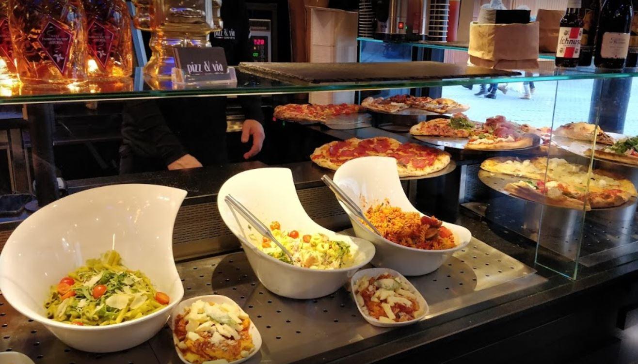 "Wir haben uns entschieden, der Verschwendung von Lebensmitteln den Kampf anzusagen", eröffnen die Betreiber des italienischen Restaurants Pizz & Via, gelegen im Herzen Nürnbergs - nämlich Königstraße - ihren Auftritt in der App. Liebhaber von Pizza und Pasta kommen hier für je 3,90 Euro pro Bestellung voll auf ihre Kosten, denn in der Schlemmerbox landen Pizzastücke, Bruschetta, Pasticcini, Tiramisu, Pizzabrot oder Antipasti. Die Portionen werden bereits vorab vorbereitet.