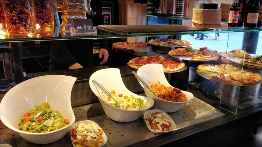 "Wir haben uns entschieden, der Verschwendung von Lebensmitteln den Kampf anzusagen", eröffnen die Betreiber des italienischen Restaurants Pizz & Via, gelegen im Herzen Nürnbergs - nämlich Königstraße - ihren Auftritt in der App. Liebhaber von Pizza und Pasta kommen hier für je 3,90 Euro pro Bestellung voll auf ihre Kosten, denn in der Schlemmerbox landen Pizzastücke, Bruschetta, Pasticcini, Tiramisu, Pizzabrot oder Antipasti. Die Portionen werden bereits vorab vorbereitet.