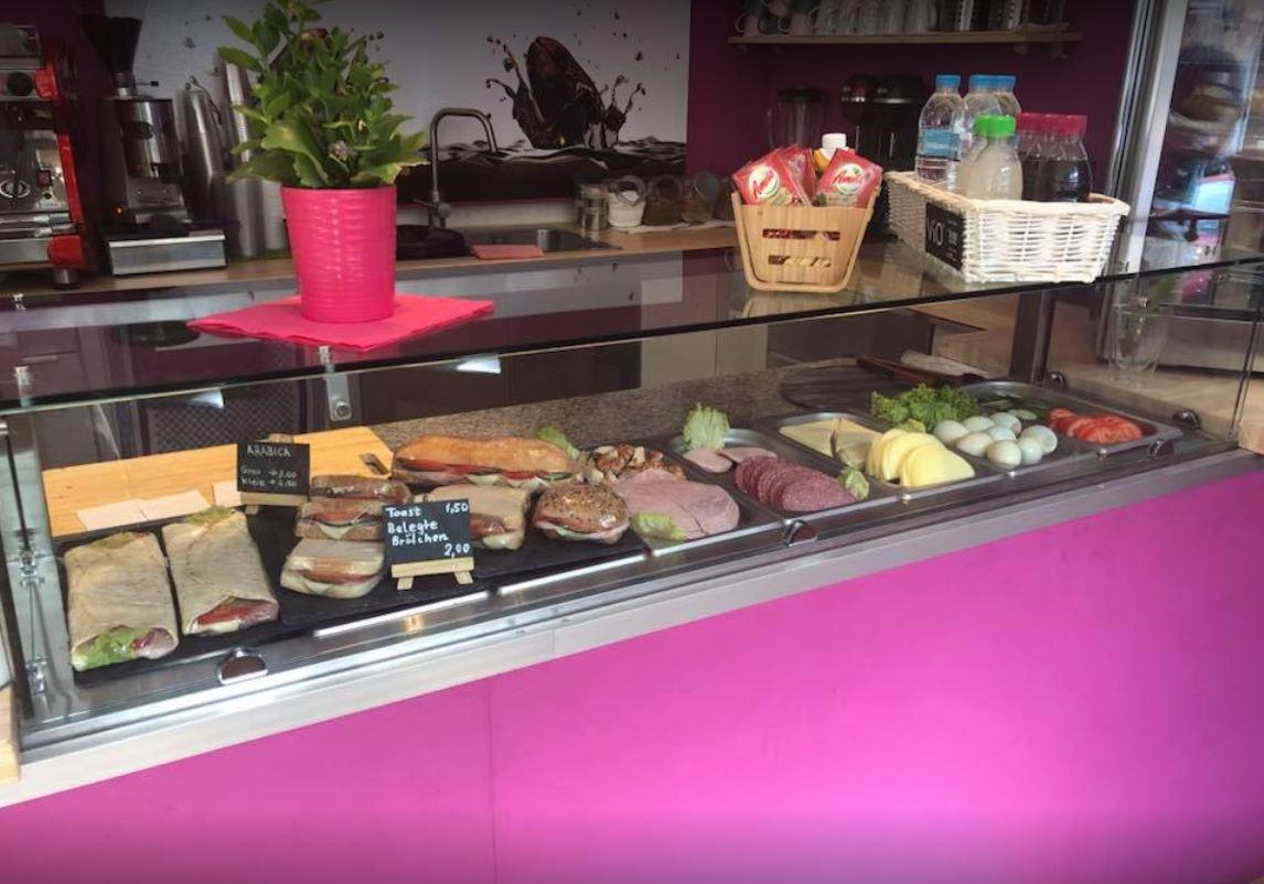 Wer abends noch einen Hauch von Sonne im Bauch spüren will, ist in der Sielstraße genau richtig am Platz: Das Café Doree Bakery bietet für 4,50 Euro pro Portion ausgewählte Gebäckspezialitäten direkt aus Griechenland an. Wer seine eigene Box und einen Beutel mitbringt, wird besonders gerne gesehen.