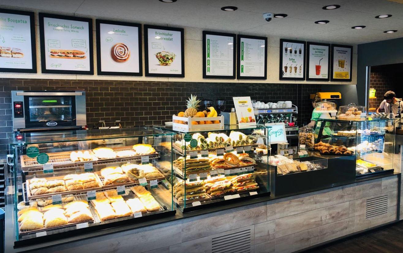 Bei Gregory's Coffee in der Fürther Straße warten verschiedene griechische Backwaren darauf "von dir gerettet zu werden", heißt es in der Vorstellung der amerikanischen Bäckereikette. Zum Preis von drei Euro gibt es hier beispielsweise Sandwiches, Wraps, verschiedene Pitas, leckere Tartes und auch süße Teile in die Tüte.