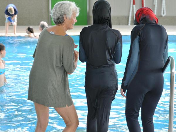 Für die Schwimmstunden suchen sich die Frauen gezielt Zeiten, in denen weniger Betrieb ist.