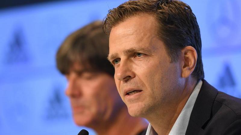 Man sitzt in Pandemie-Zeiten nicht mehr (so eng) zuammen, stützt sich aber dennoch: Oliver Bierhoff und Joachim Löw.