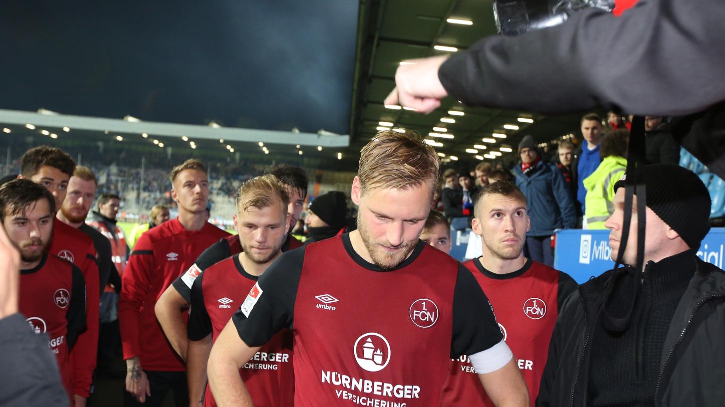 Miese Laune: Der Rapport vor dem Gästeblock fiel für Hanno Behrens und die Club-Jungs dem Ergebnis und der Leistung in Bochum entsprechend aus.