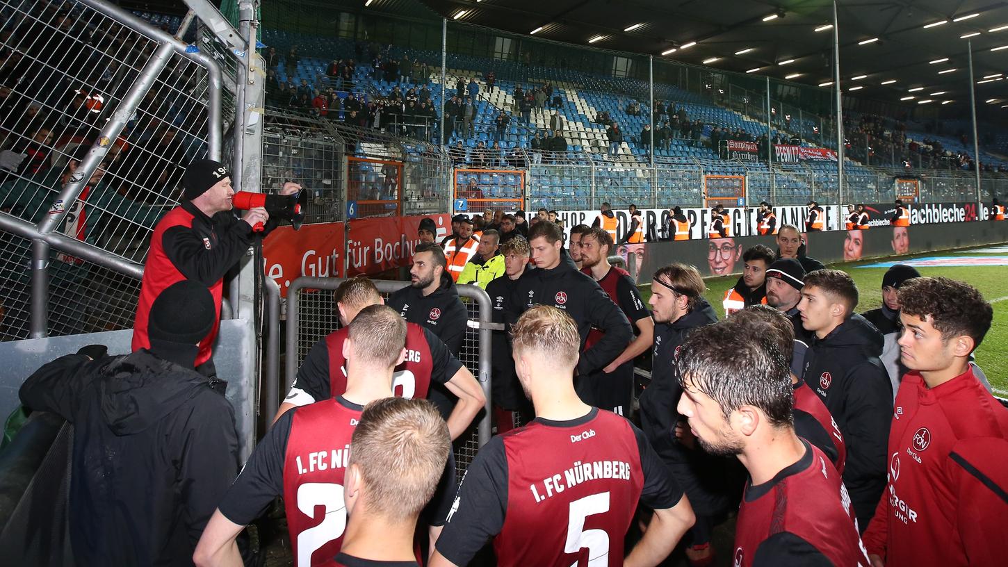 Bei den Clubfans herrscht nach dem 1:3 gegen Bochum Diskussionsbedarf: Sie suchen nach dem Spiel den Kontakt zur Mannschaft. Bei den Clubfans herrscht nach dem 1:3 gegen Bochum Diskussionsbedarf: Sie suchen nach dem Spiel den Kontakt zur Mannschaft.