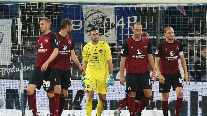 Tief im Westen verstaubt im nachfolgenden Spiel Nürnbergs Hoffnung, zurück in die Erfolgsspur zu finden, bereits vor der Pause. An der Castroper Straße verteidigt der FCN im ersten Durchgang desolat und patzt in Person des 18-jährigen Benedikt Willert, der aufgrund der grotesken Torwart-Not der Franken als Fünfter der Torhüter-Hierarchie zwischen den rot-schwarzen Pfosten steht, entscheidend. In der Kombination dieser Faktoren liegt Nürnbergs Lieblingsverein beim Kabinengang bereits mit 0:3 hinten. Eine deutliche Leistungssteigerung nach Wiederbeginn kaschiert die eklatante Club-Schwäche und den defensiven Offenbarungseid vor der Pause nur bedingt. Damir Canadi muss nach dem besorgniserregenden 1:3 in Bochum gehen.
Tief im Westen verstaubt im nachfolgenden Spiel Nürnbergs Hoffnung, zurück in die Erfolgsspur zu finden, bereits vor der Pause. An der Castroper Straße verteidigt der FCN im ersten Durchgang desolat und patzt in Person des 18-jährigen Benedikt Willert, der aufgrund der grotesken Torwart-Not der Franken als Fünfter der Torhüter-Hierarchie zwischen den rot-schwarzen Pfosten steht, entscheidend. In der Kombination dieser Faktoren liegt Nürnbergs Lieblingsverein beim Kabinengang bereits mit 0:3 hinten. Eine deutliche Leistungssteigerung nach Wiederbeginn kaschiert die eklatante Club-Schwäche und den defensiven Offenbarungseid vor der Pause nur bedingt. Damir Canadi muss nach dem besorgniserregenden 1:3 in Bochum gehen.