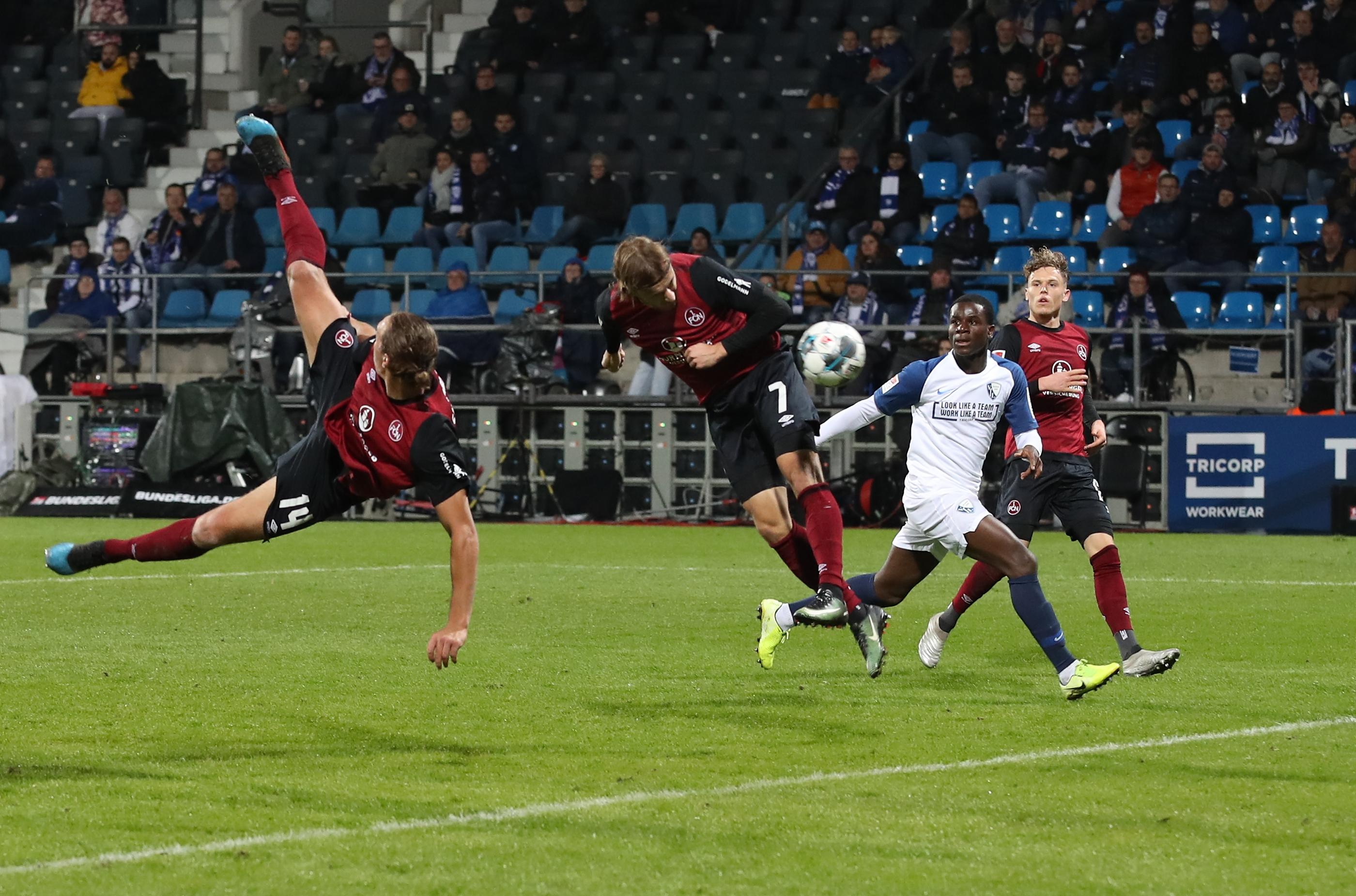 Beispiel Darmstadt: Der Club trifft in Bochum - beim Versuch ein 0:3 zur Pause im zweiten Durchgang noch in ein Remis umzuwandeln - durch Felix Lohkemper bereits zum zweiten Mal. Dem Tor wurde allerdings zurecht(!) die Anerkennung verwehrt, denn: Nach einer Flanke befand sich Michael Frey im Abseits. Der Schweizer griff per Seitfallzeiher aktiv ein, berührte den Ball aber nicht. Torschütze Lohkemper stand hingegen nicht in der verbotenen Zone, durch das Eingreifen Freys zählte der Treffer trotzdem nicht. Diese Regelauslegung hätte auch bei Darmstadts 2:2 vom 6. Spieltag gelten müssen.