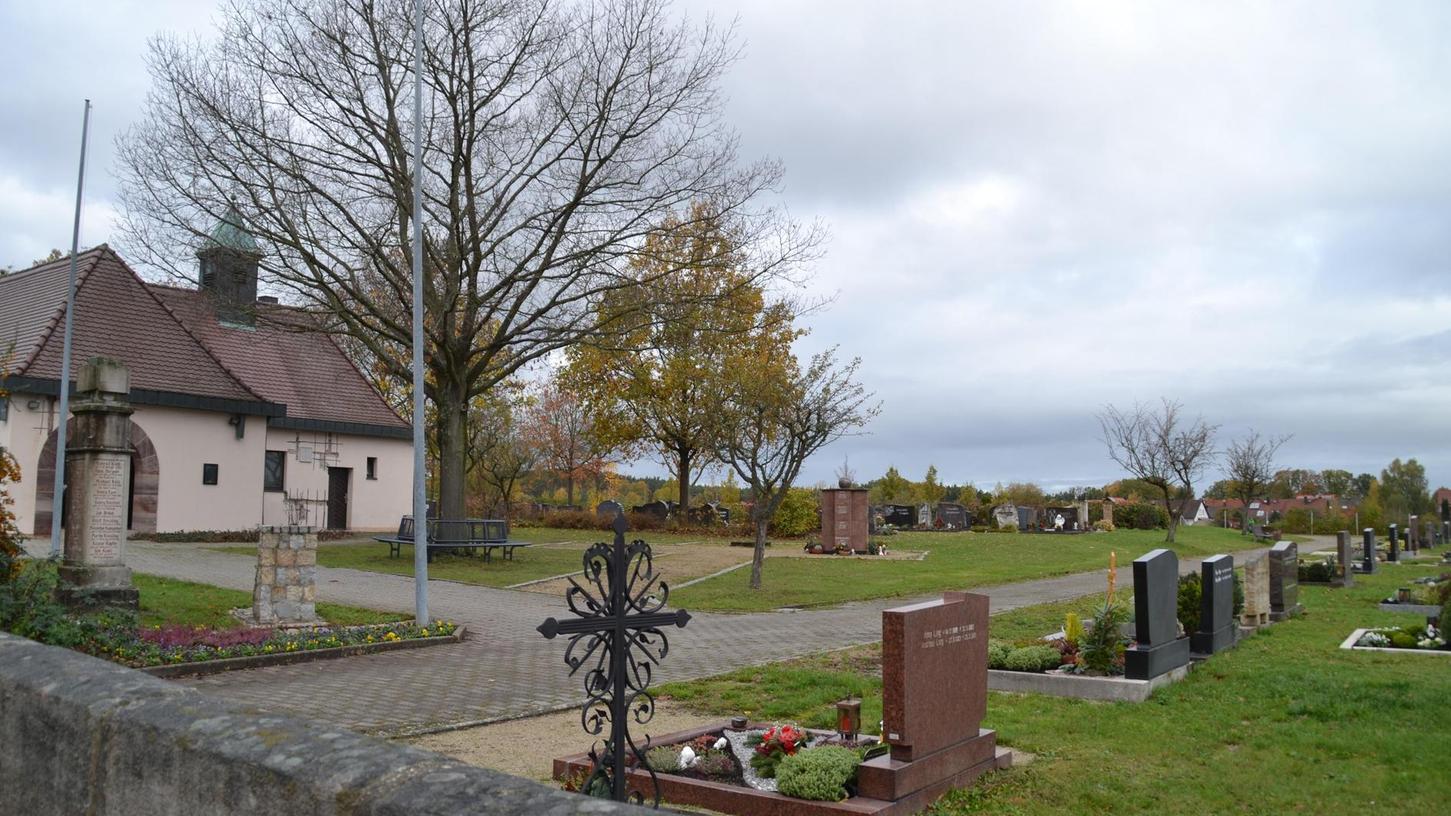 Ein Blick auf den Hemhofener Friedhof. Der Wandel in der Bestattungskultur macht sich auch hier bemerkbar.