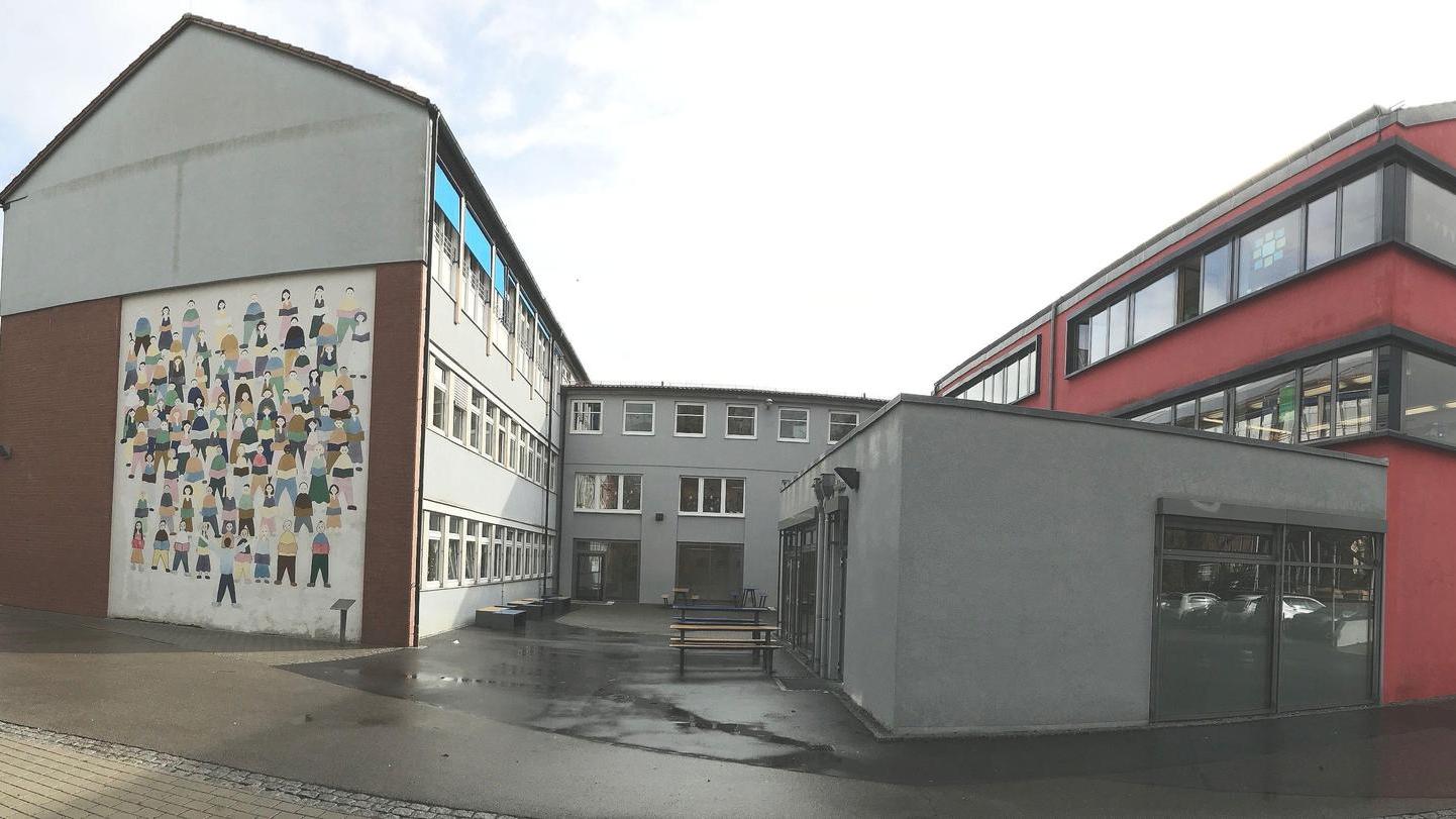 Wenn in einigen Jahren aus der Grund- und Mittelschule Rednitzhembach eine reine Grundschule wird, benötigt die Gemeinde womöglich gar nicht mehr alle Räume. Zumindest denkbar erscheint dann der Abriss des Altbaues (links mit dem großen Wandbild).
