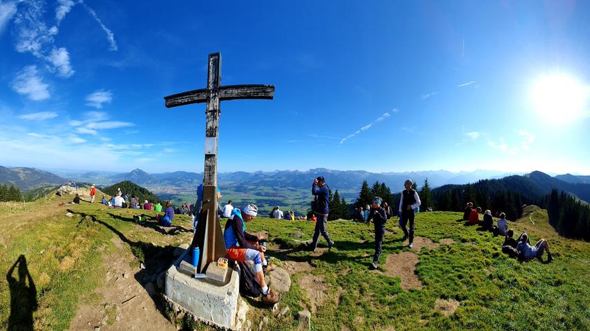 Gipfelglück auf dem Bolsterwanger Horn - hier im Panorama.
