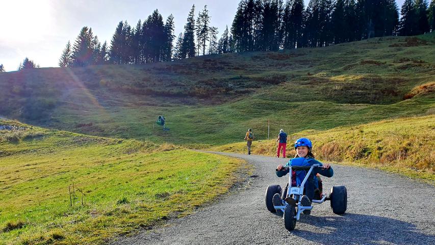Mit dem dreirädrigen Mountain-Cart der Bolsterwanger Bergbahn geht es flugs ins Tal hinab - 17 Euro kostet der Spaß für Erwachsene, zwölf für Kinder.