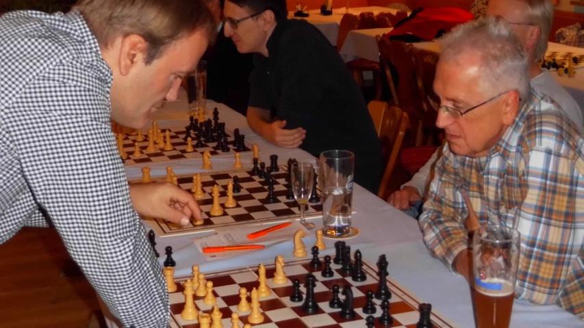 Bei der Schachnacht, die seit 2010 zum 4. Mal ausgerichtet wurde, stellte der Treuchtlinger Spitzenspieler, Oldrich Wenke, einmal mehr sein Schachkönnen unter Beweis. Nach Begrüßung mit Sektempfang durch Schach-Vorstand Schuster spielte O.Wenke gleichzeitig gegen 10 Spieler (davon 3 Spieler über DWZ 1900) und konnte nach knapp vier Stunden 6 Siege und 3 Remis erzielen. Alexander Pikal vom SC Treuchtlingen konnte ihm als Einziger einen Sieg abringen. Nach Stärkung mit Kürbissuppe ging es um 1 Uhr weiter mit dem Blitzturnier, das nach 2 Stunden A.Pikal (Trlg.) gewann. Platz 2 teilten sich O.Wenke (Trlg.) und D.Bader (SC Beilngries). Gegen 3 Uhr morgens endete das Schach-Event mit der Siegerehrung. Unser Foto zeigt Wenke beim Simultanspiel. Bei der Schachnacht, die seit 2010 zum 4. Mal ausgerichtet wurde, stellte der Treuchtlinger Spitzenspieler, Oldrich Wenke, einmal mehr sein Schachkönnen unter Beweis. Nach Begrüßung mit Sektempfang durch Schach-Vorstand Schuster spielte O.Wenke gleichzeitig gegen 10 Spieler (davon 3 Spieler über DWZ 1900) und konnte nach knapp vier Stunden 6 Siege und 3 Remis erzielen. Alexander Pikal vom SC Treuchtlingen konnte ihm als Einziger einen Sieg abringen. Nach Stärkung mit Kürbissuppe ging es um 1 Uhr weiter mit dem Blitzturnier, das nach 2 Stunden A.Pikal (Trlg.) gewann. Platz 2 teilten sich O.Wenke (Trlg.) und D.Bader (SC Beilngries). Gegen 3 Uhr morgens endete das Schach-Event mit der Siegerehrung. Unser Foto zeigt Wenke beim Simultanspiel.