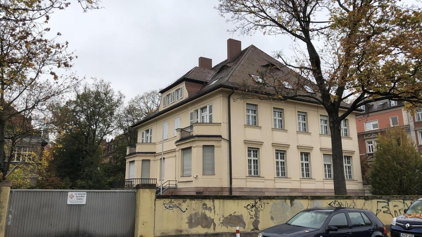 Verlassen und verwaist: Die ehemalige Fabrikantenvilla an der Ecke Campestraße/Wielandstraße wurde jahrzehntelang vom Bundesnachrichtendienst genutzt. Seit sechs Jahren steht das imposante Gebäude leer.