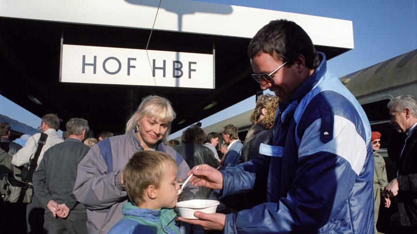 Ein Kind, das zu den DDR-Flüchtlingen gehört, wird im Bahnhof von Hof mit einem Teller Suppe gefüttert.
