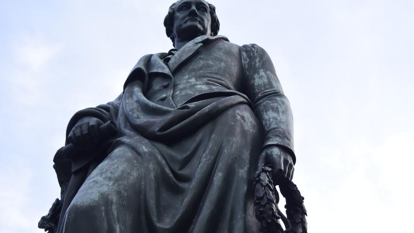 Johann Wolfgang von Goethe wurde am 28.August 1749 in Frankfurt/Main geboren. Das Denkmal erinnert an den Großdichter.