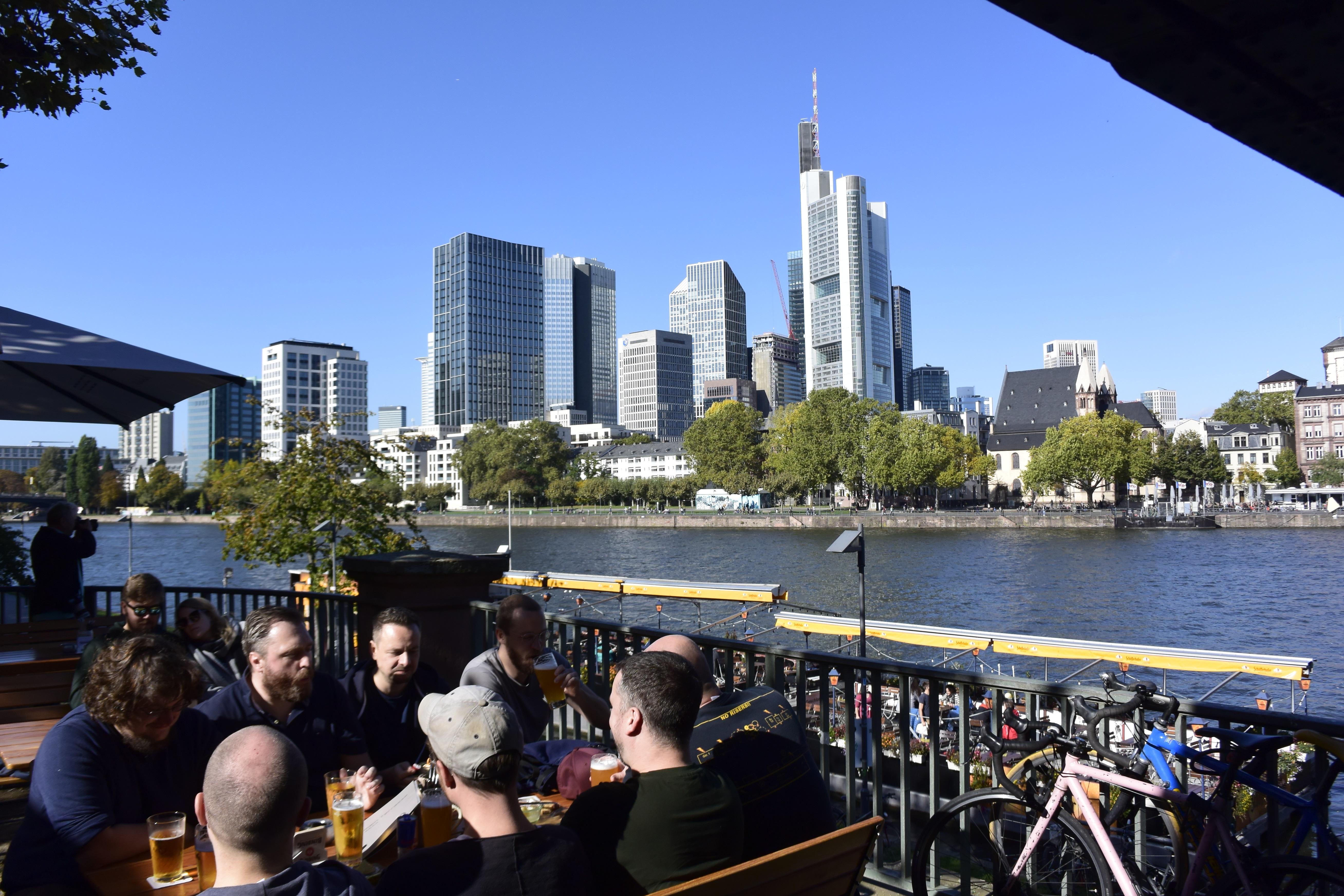 Einkehr unter der Eisernen Brücke mit Blick auf die Skyline.