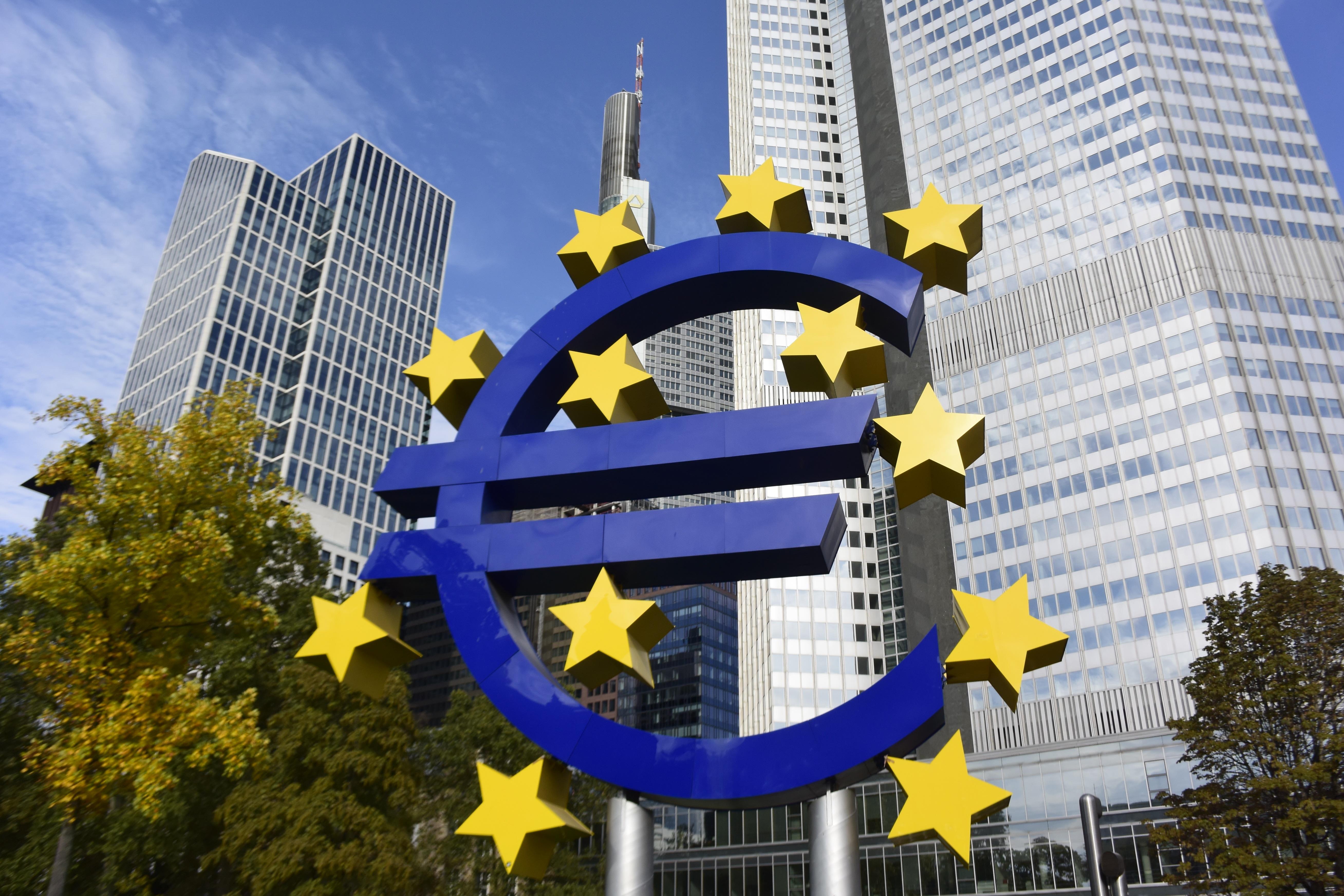 Die Euro-Skulptur ist ein Kunstwerk des Nürnberger Kunst-Professors Ottmar Hörl. Die 14 Meter hohe und 50 Tonnen schwere Leuchtreklame zeigt ein monumentales blaues Eurozeichen, das von zwölf gelben Sternen umgeben ist, den Farben der Europäischen Union.