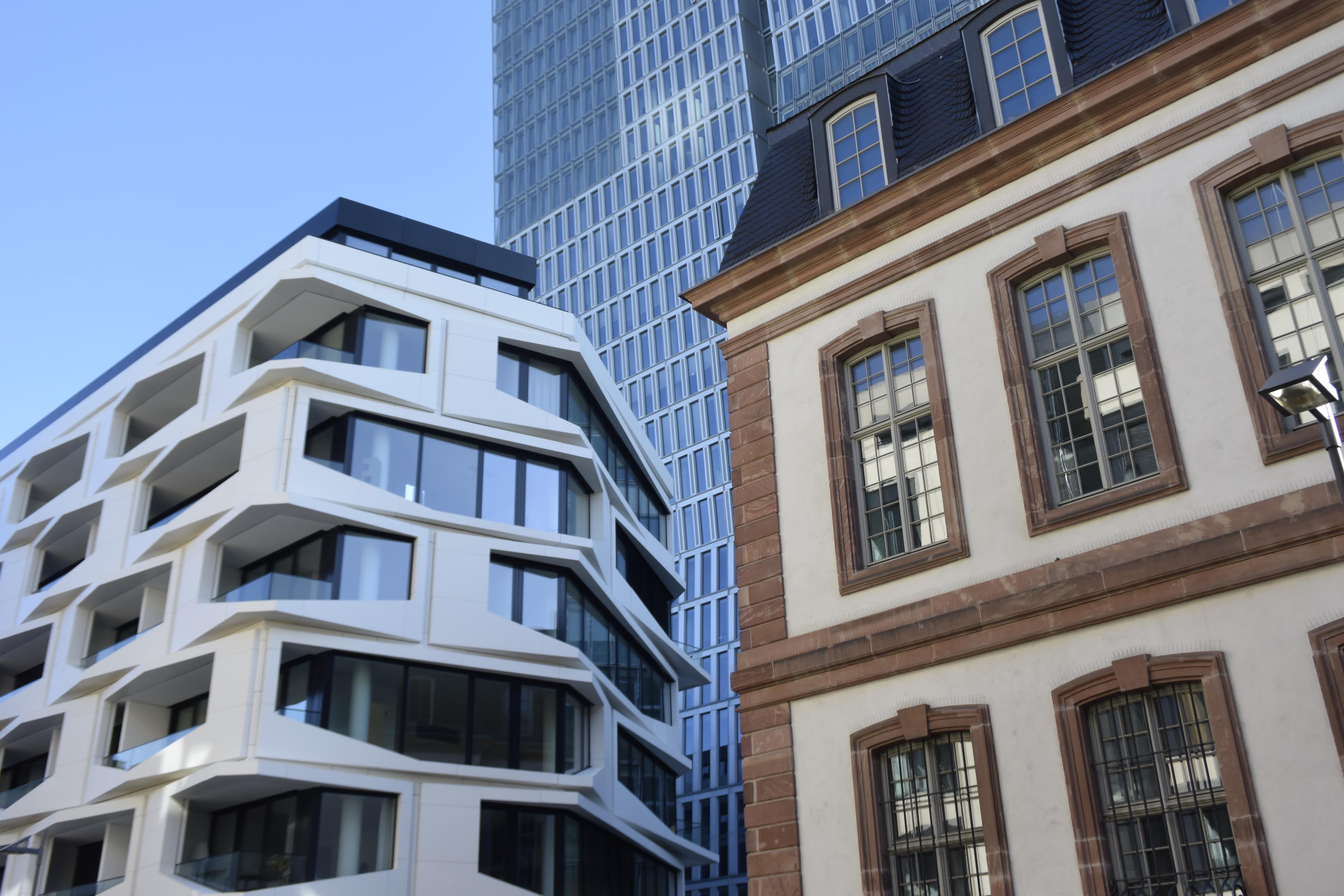 Moderne trifft (rekonstruierte) Tradition: Hier beim Thurn-und-Taxis-Palais.