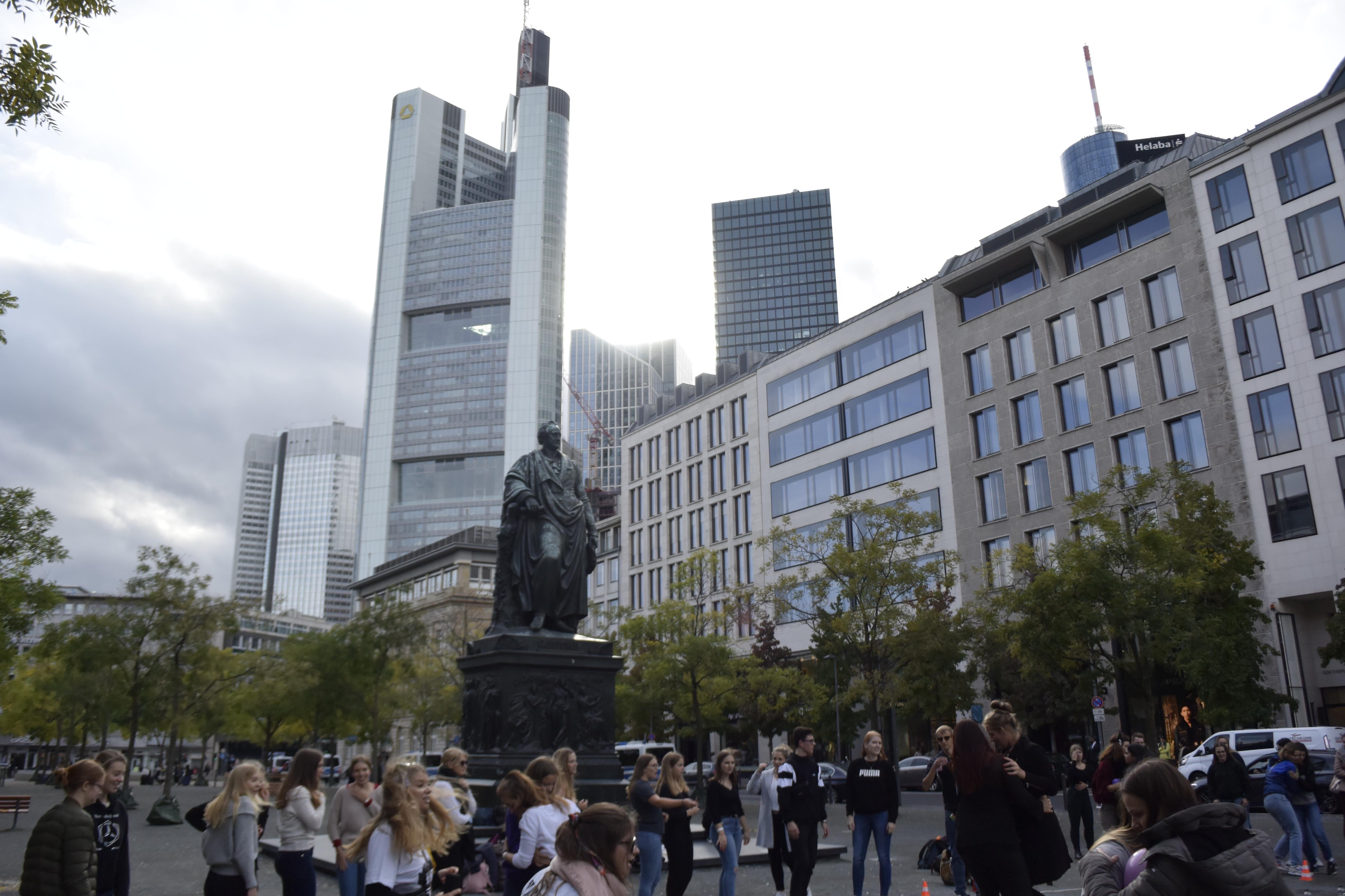 Goethe-Denkmal vor Hochhaus-Kulisse.
