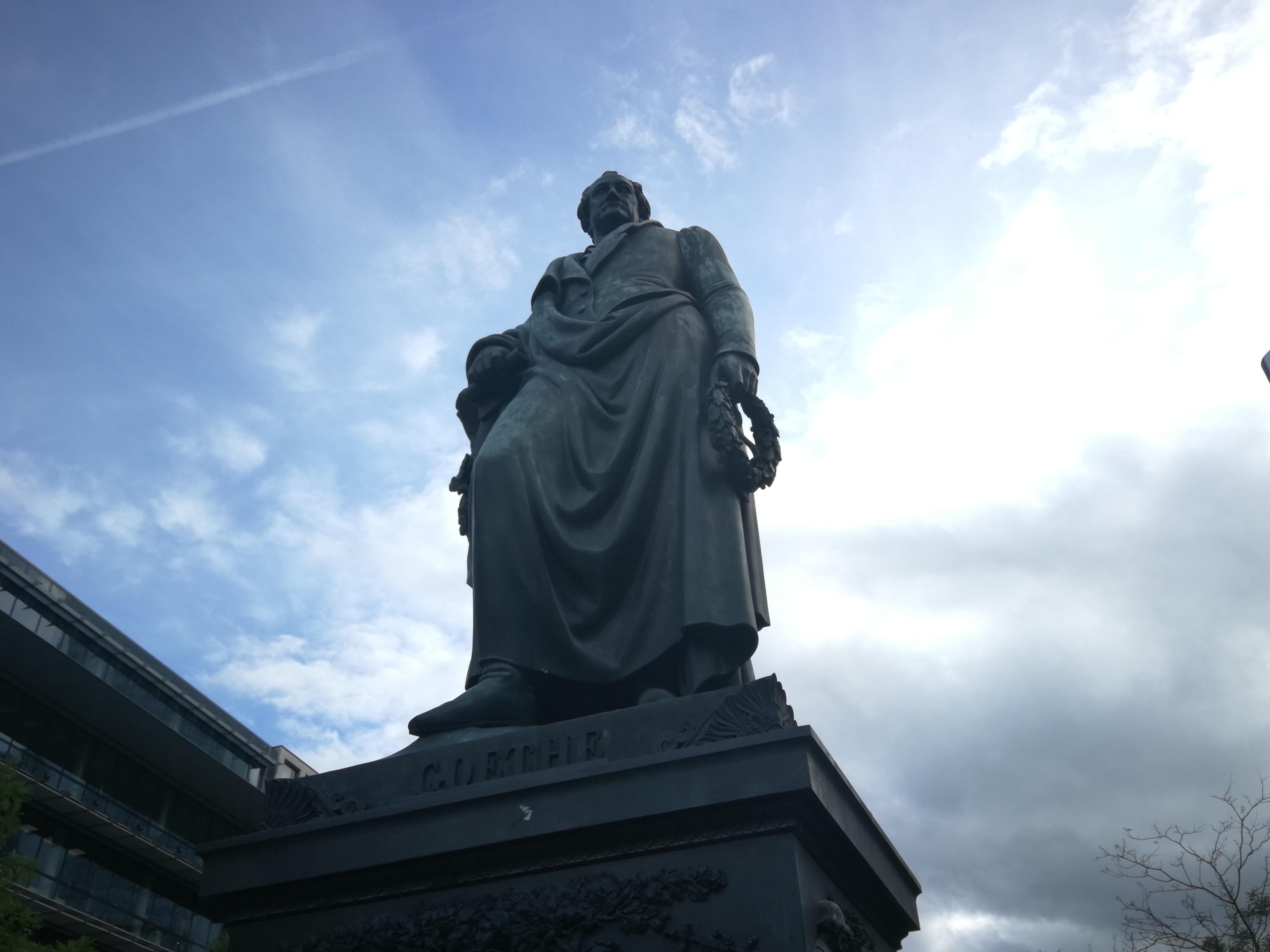 Ein Denkmal zu Ehren des bekannten Dichterfürsten: Mit der Goethe-Monumentalstatue, erschaffen von Ludwig von Schwanthaler und eingeweiht 1844, war Frankfurt die erste Stadt, die Goethe ein öffentliches Denkmal errichtete.