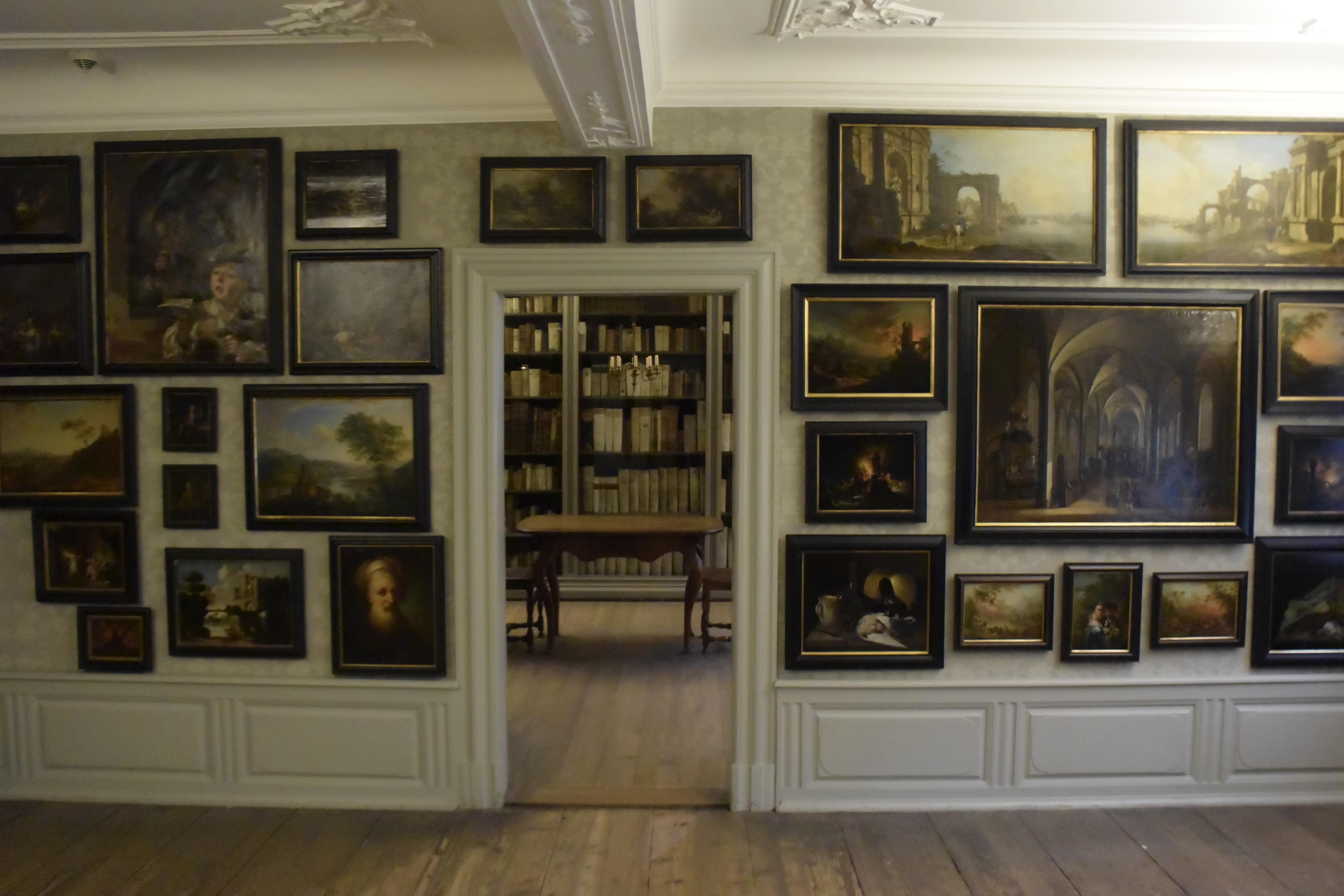 Der Rat Goethe trug eine beachtliche Bibliothek zusammen, die ungefähr 2000 Bände aus fast allen Wissensgebieten umfasste. Hier ging er seinen Studien nach und unterrichtete seine Kinder.