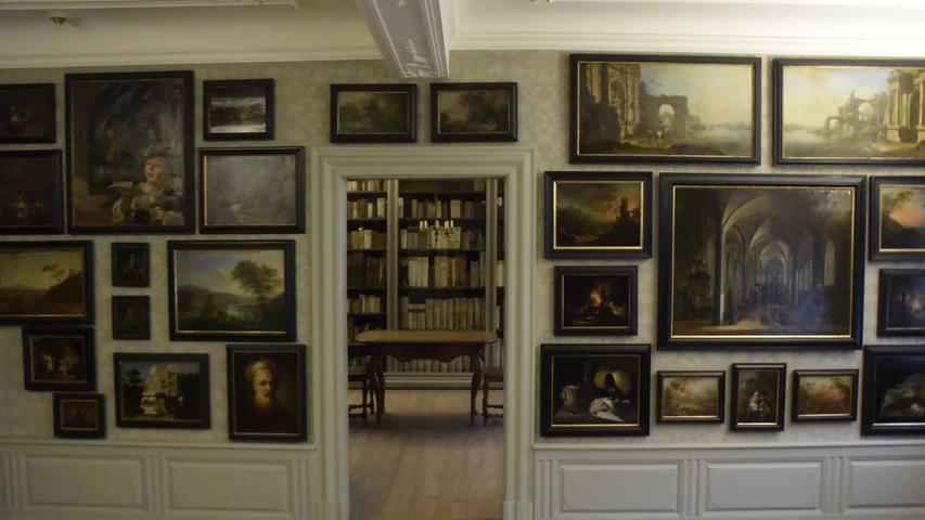 Der Rat Goethe trug eine beachtliche Bibliothek zusammen, die ungefähr 2000 Bände aus fast allen Wissensgebieten umfasste. Hier ging er seinen Studien nach und unterrichtete seine Kinder.
