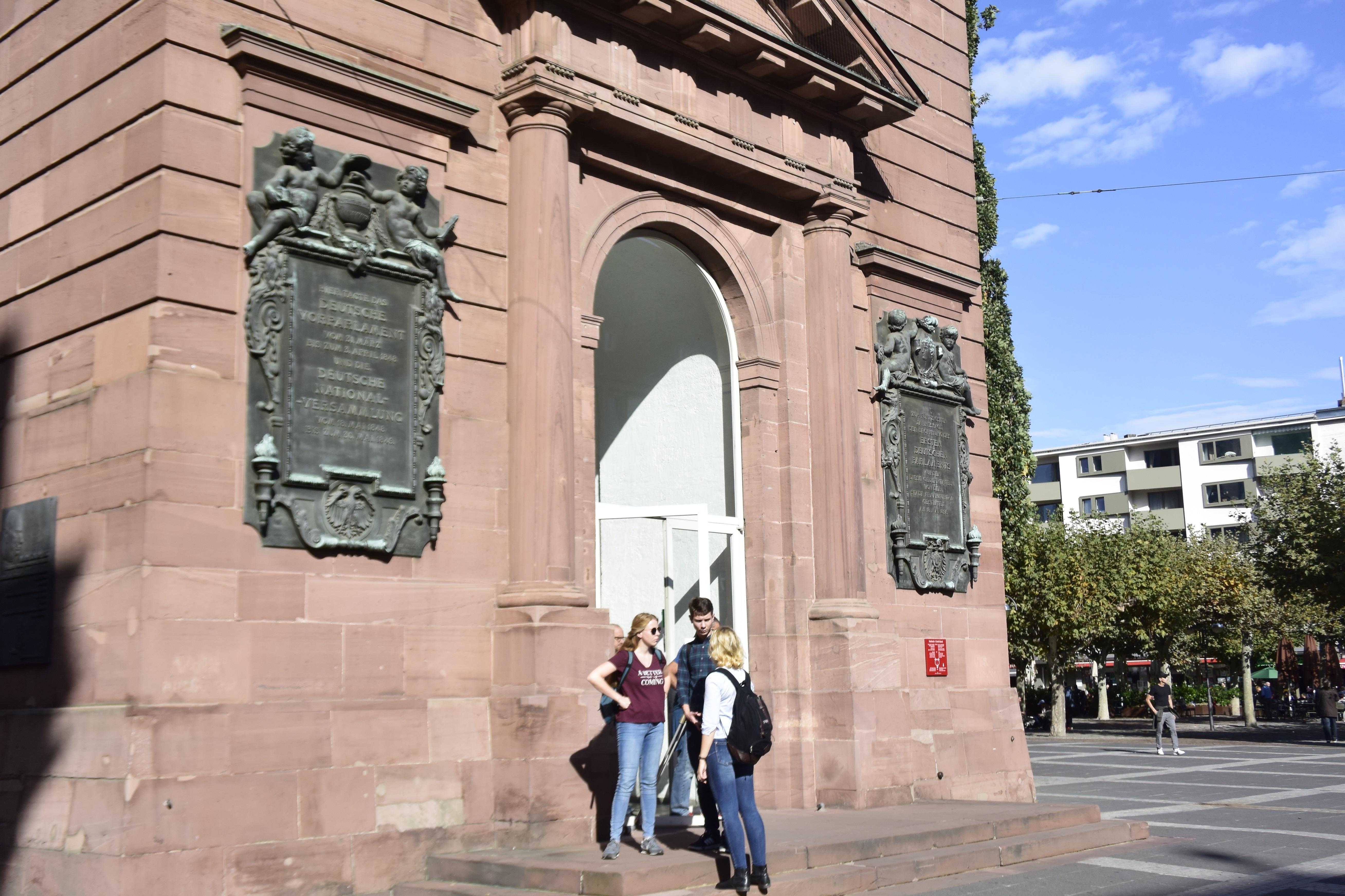 1833 geweiht, wurde die Kirche 1848 zum Sitz der ersten deutschen Nationalversammlung, auf deren Entwürfen das heutige Grundgesetz der Bundesrepublik Deutschlands fußt.