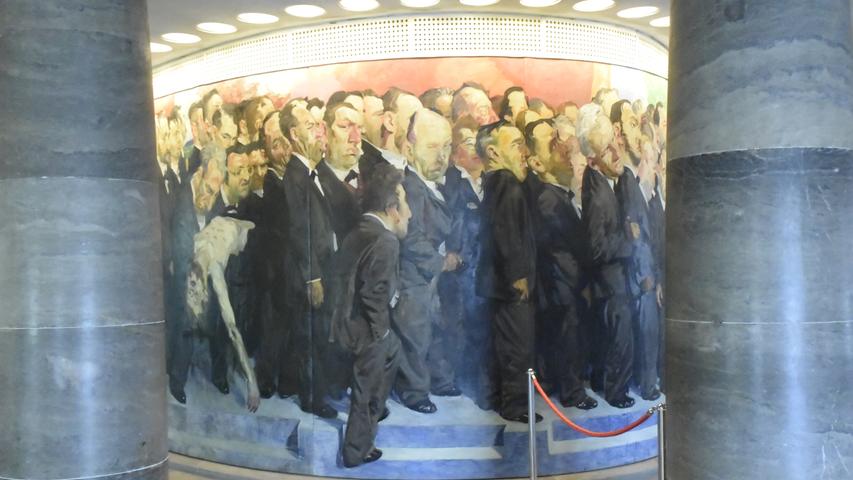 Das monumentale Wandbild "Der Zug der Volksvertreter" in der Paulskirche entstand 1989/90 durch den Berliner Maler Johannes Grützke.