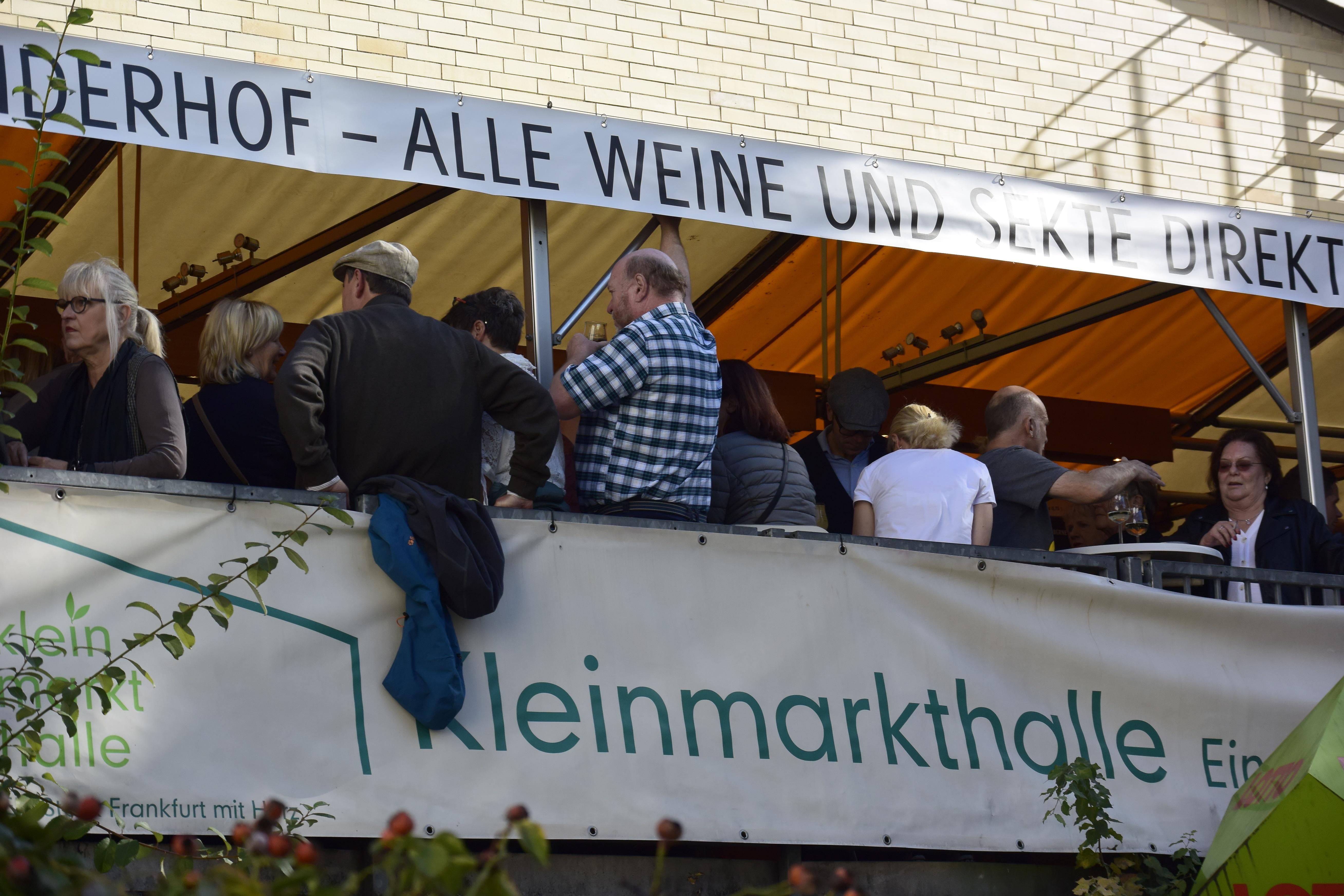 Am Freitag und am Samstag treffen sich vor der Kleinmarkthalle hunderte Frankfurter und Touristen auf ein - oder zwei, oder drei - Gläschen Wein.