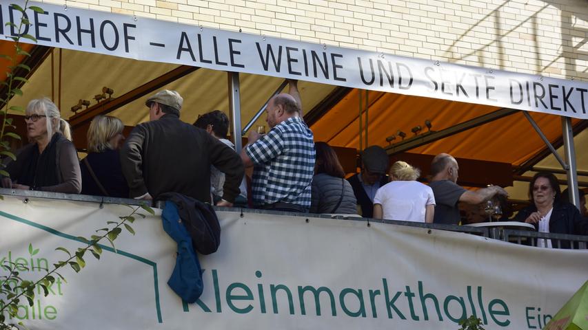 Am Freitag und am Samstag treffen sich vor der Kleinmarkthalle hunderte Frankfurter und Touristen auf ein - oder zwei, oder drei - Gläschen Wein.