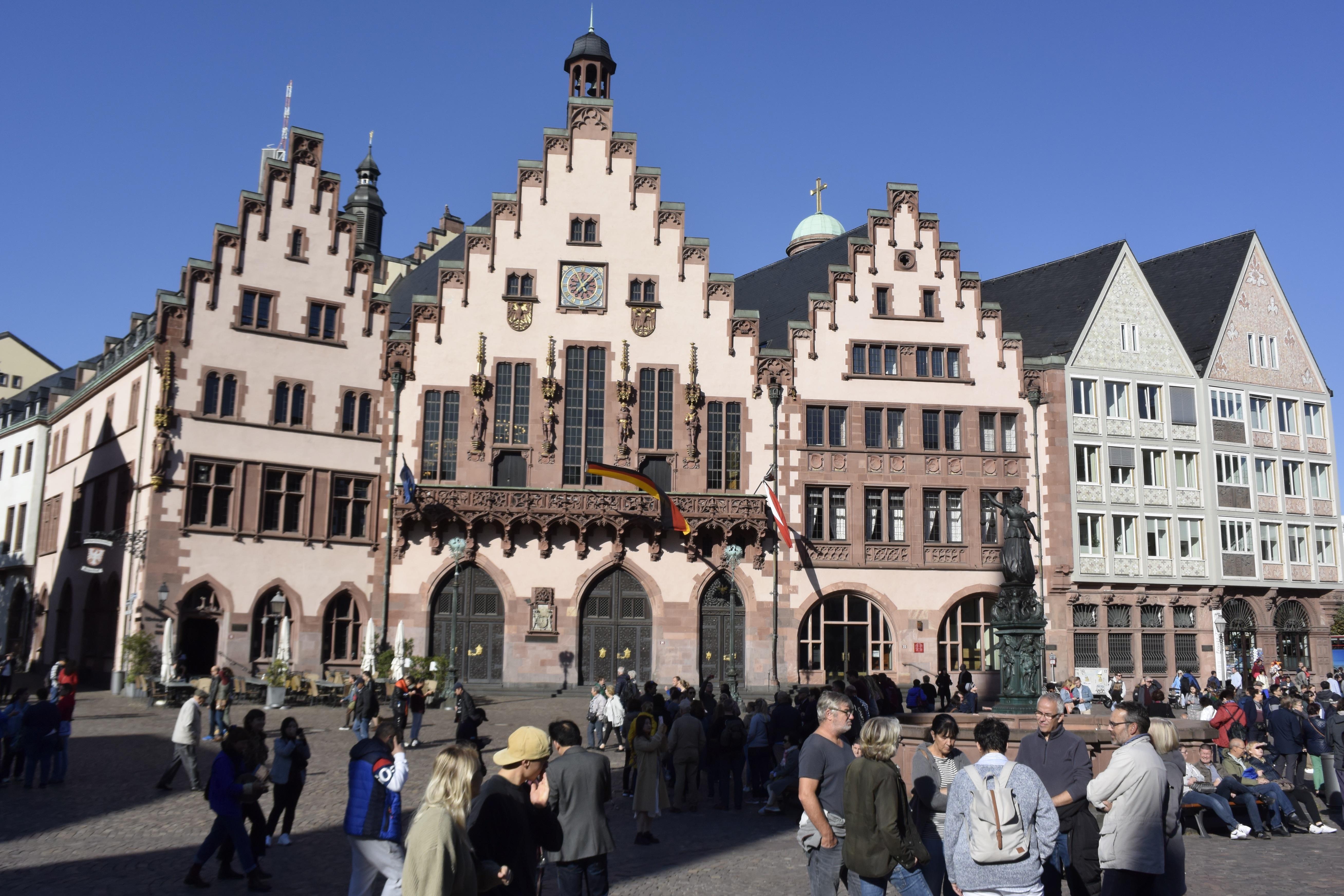 Der Römer ist seit dem 15. Jahrhundert das Rathaus der Stadt Frankfurt am Main und mit seiner charakteristischen Treppengiebelfassade eines ihrer Wahrzeichen.