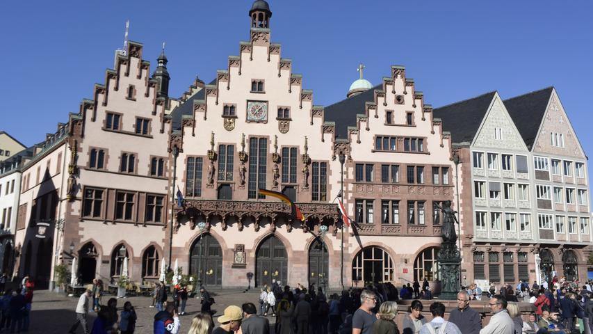 Der Römer ist seit dem 15. Jahrhundert das Rathaus der Stadt Frankfurt am Main und mit seiner charakteristischen Treppengiebelfassade eines ihrer Wahrzeichen.