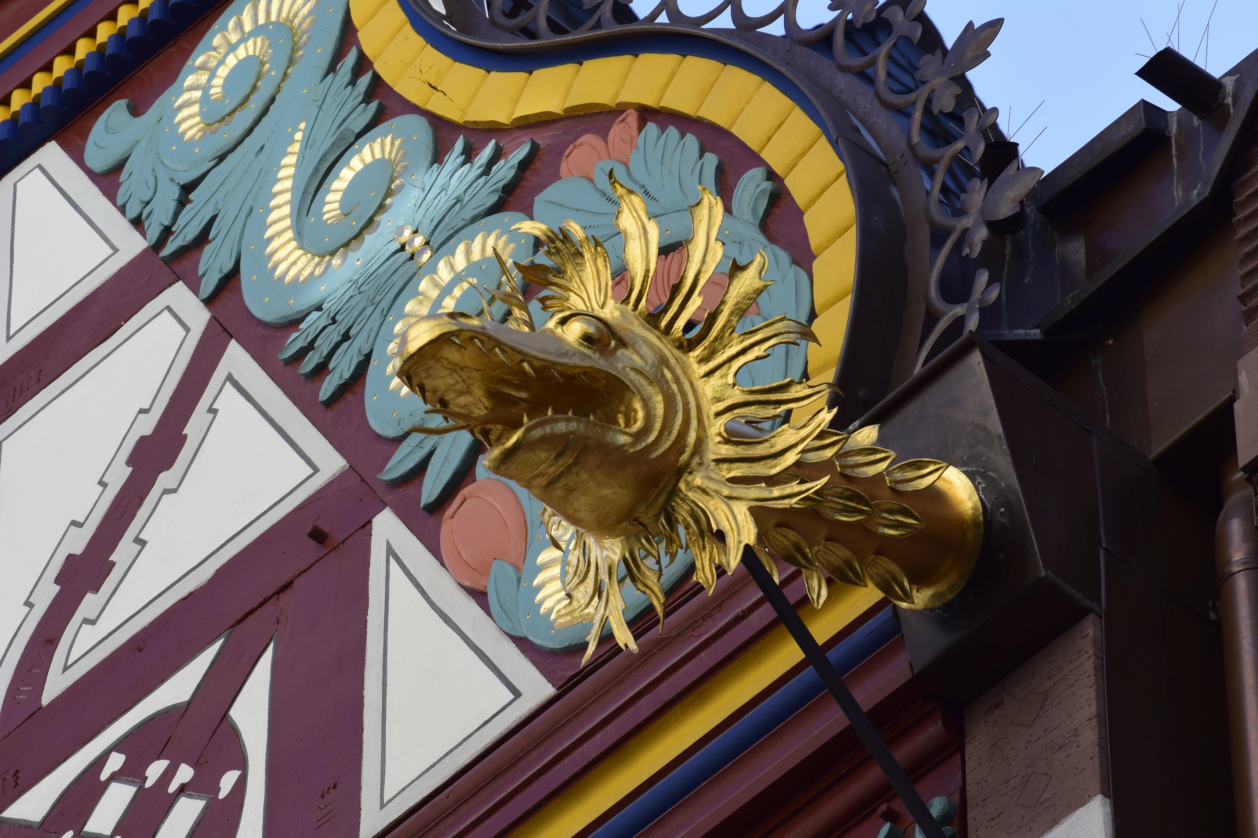 Der vermögende niederländische Gewürzhändler und Zuckerbäcker Abraham von Hameln ließ von 1618 bis 1621 für sich und seine Familie die Goldene Waage errichten.