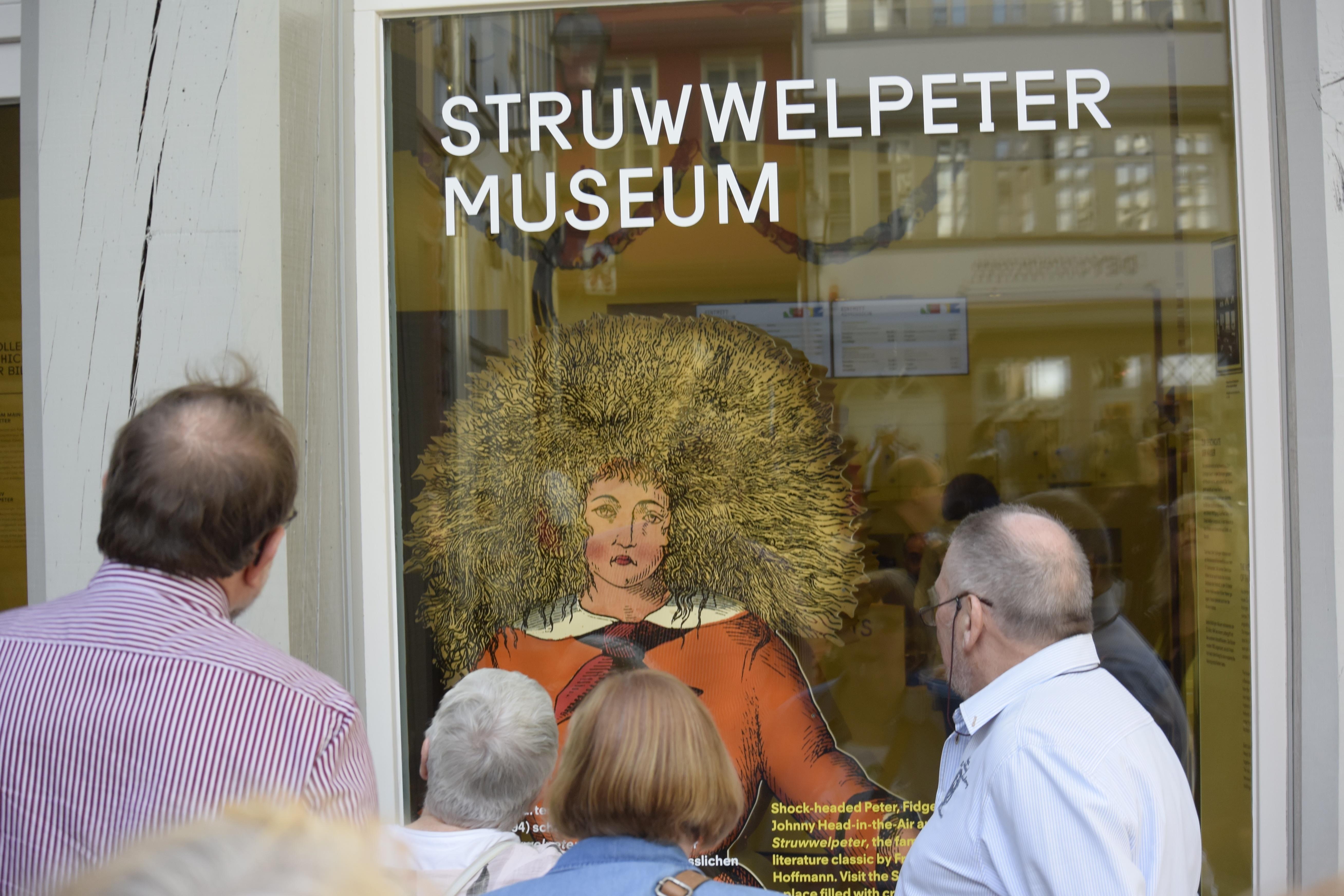 Die Ausstellung des Struwwelpeter-Museums in den beiden Häusern „Alter und Junger Esslinger“ stellt die Hauptfigur des gleichnamigen erfolgreichen Kinderbuchs in den Mittelpunkt.
